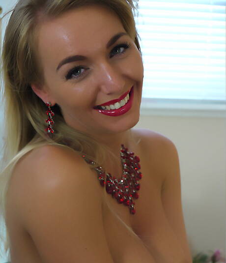 Pin Up Wow are pleased to offer you a free pictures featuring Hayley Marie has a sexy body